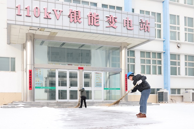 雪很美,在雪中坚守岗位的他们更美 内蒙古银宏能源开发有限公司